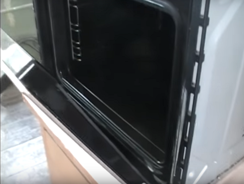 Приоткрытые двери духовки