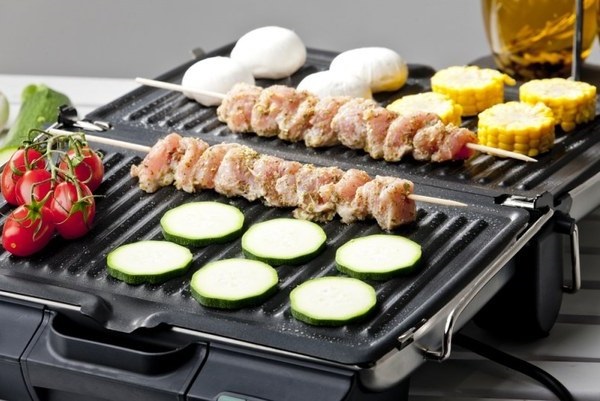 Мясо и овощи в электрогриле