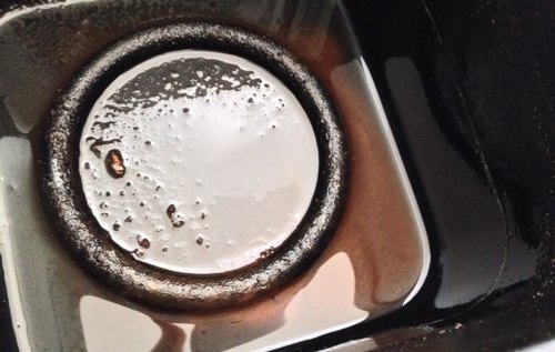 Пригоревшие сухари в остатках масла