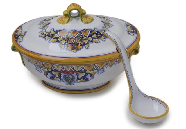 Супница с поварешкой